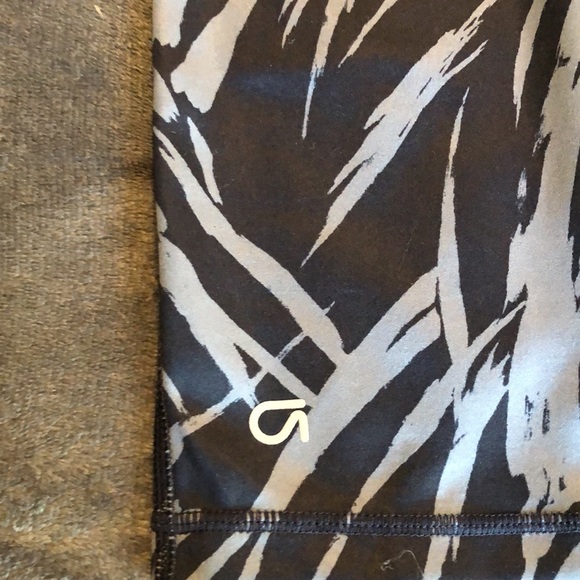 Women’s size medium gap fit g fast gray and black palm print leggings - Picture 7 of 12
